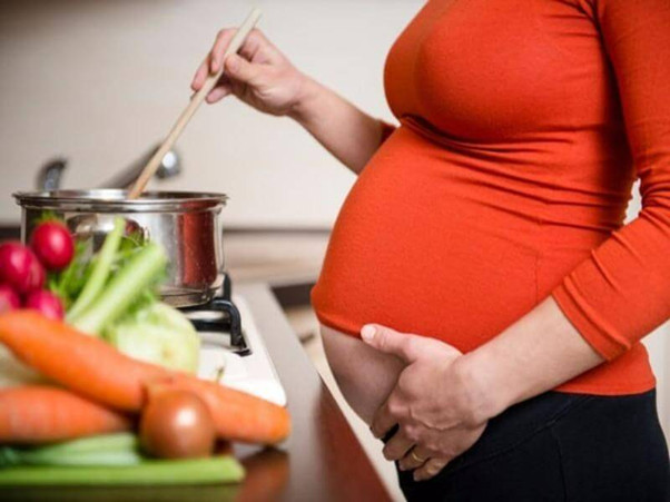 Nước ép cần tây rất tốt cho mẹ bầu vào cuối thai kỳ