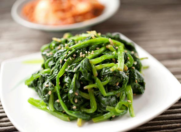 Rau xanh có thể mất chất dinh dưỡng khi hâm lại