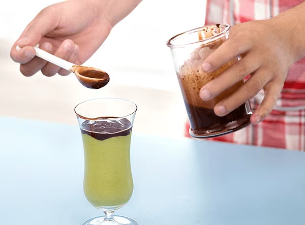 Rót phần milo tan chảy lên trên ly sinh tố bơ