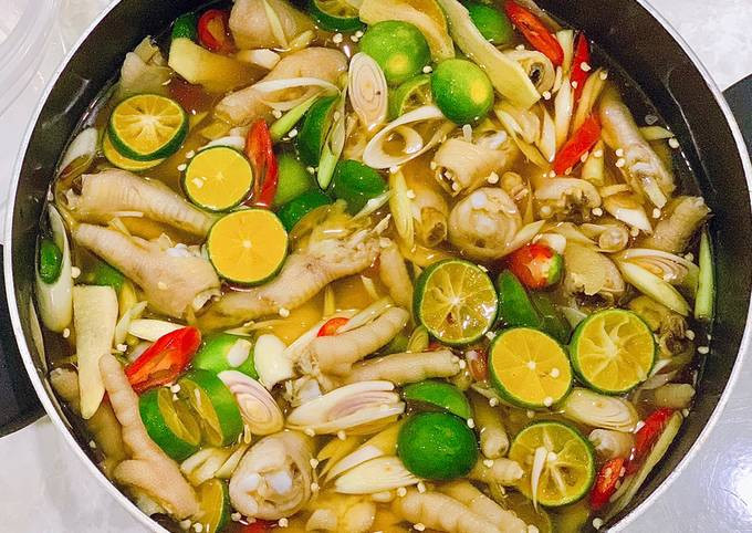 Thành phẩm chân gà ngâm sả tắc chua cay hấp dẫn
