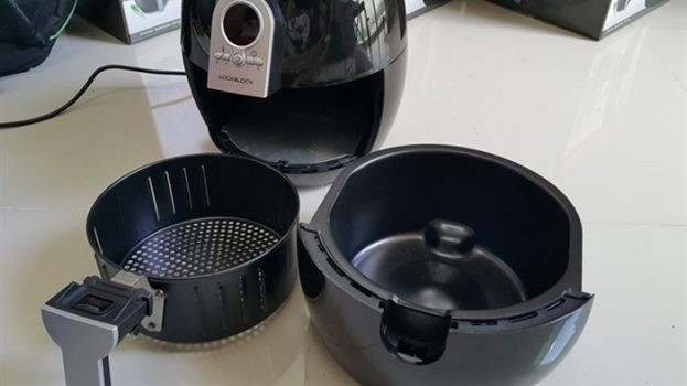 Tháo rời và vệ sinh từng phụ kiện cụ thể