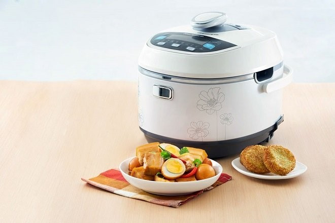 Thịt kho trứng chín mềm ăn kèm thêm dưa chua hoặc bánh tét cực ngon ngày Tết