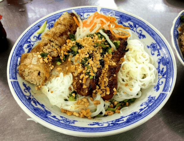 Tô bún thịt nướng Chị Tuyến thơm lừng