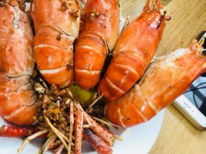 Tôm càng cháy bơ tỏi - Một món ăn đầy hấp dẫn