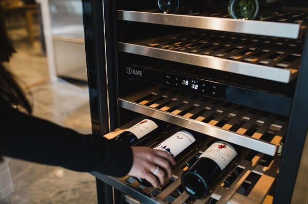 Hướng Dẫn Chọn Mẫu Tủ Bảo Quản Rượu Đẹp và Hiện Đại