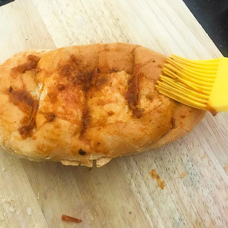 Ướp bánh mì trước khi nướng