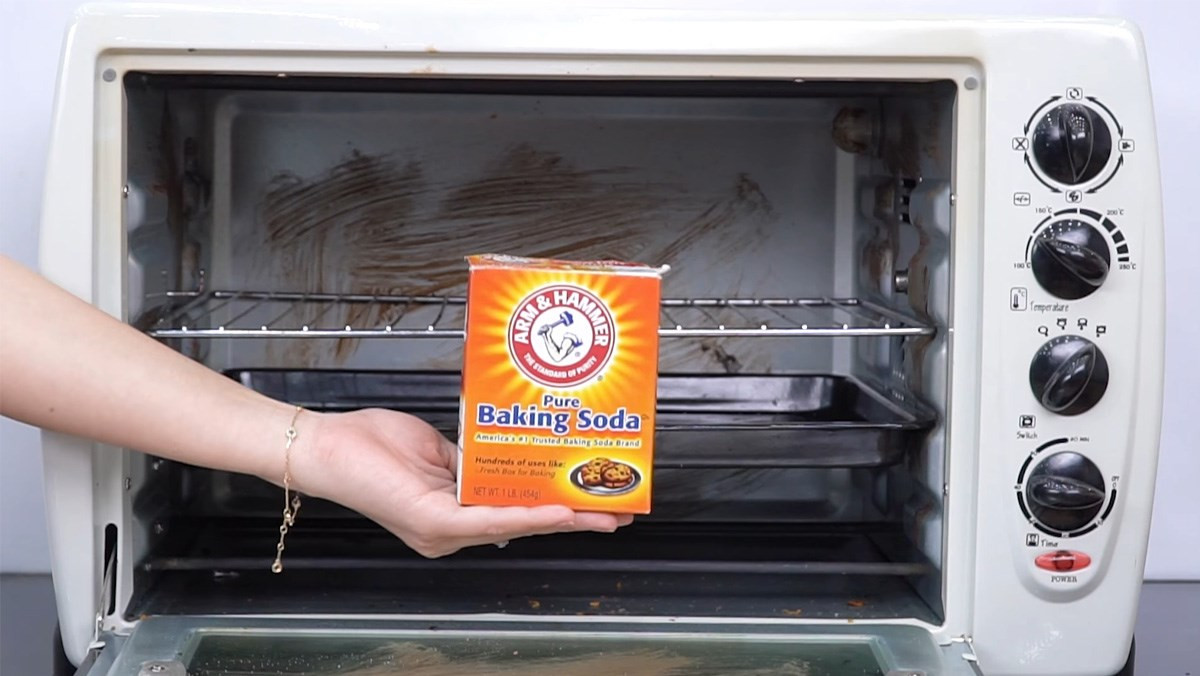 Vệ sinh lò vi sóng bằng baking soda