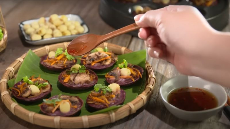 Hướng dẫn làm bánh khọt lá cẩm với nhân nấm hạt sen thơm ngon và béo mịn