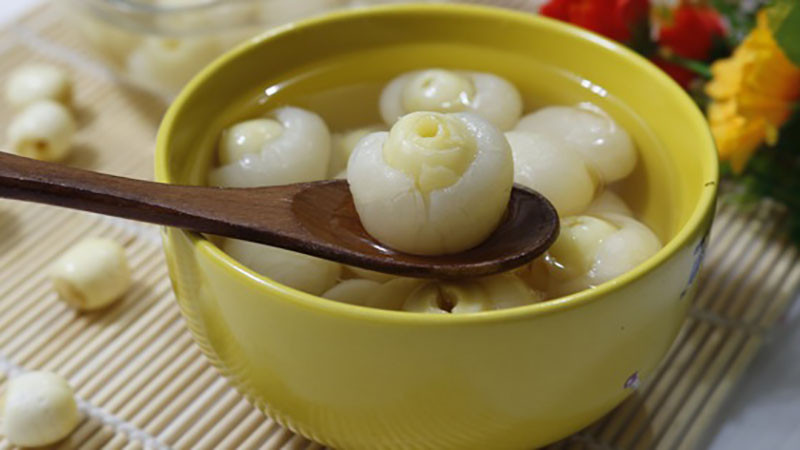 Hướng dẫn nấu chè vải hạt sen thơm ngon, mát lạnh và giải nhiệt trong mùa hè.