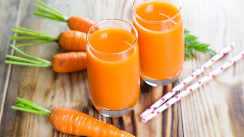 Làm nước ép cà rốt bằng máy ép trái cây, máy xay sinh tố hay máy ép chậm?
