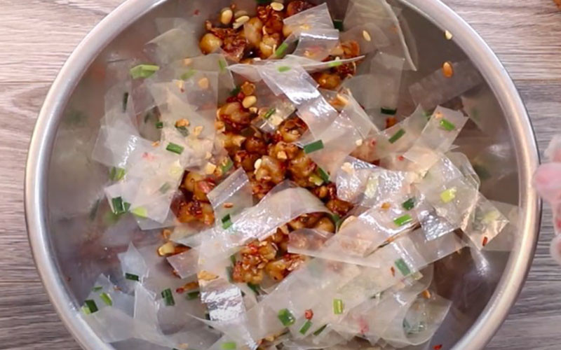 Tự làm bánh tráng trộn tóp mỡ thơm ngon ‘cứu đói’ cho fan cuồng bánh tráng